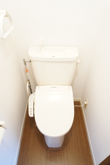 トイレ　暖房＋温水洗浄便座です☆