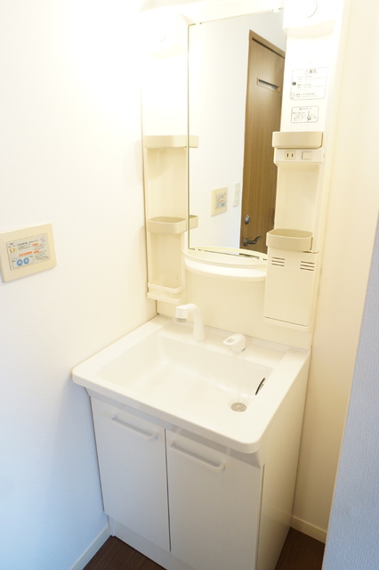 洗面設備　朝の身支度に欠かせない洗髪洗面化粧台です☆