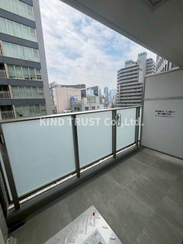 バルコニー　暖かな日差しのふりそそぐバルコニー