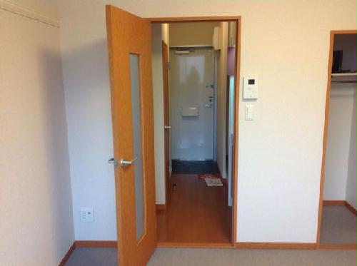 玄関　居間から玄関