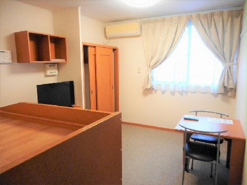 居室・リビング　カーテンやテーブル、テレビも備え付けです