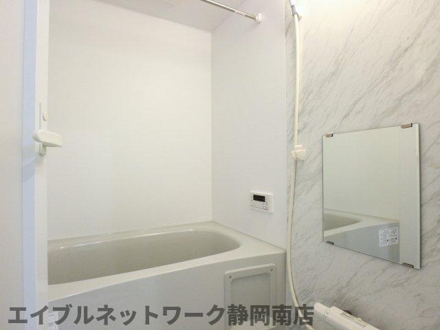 バス・シャワールーム　落ち着いた空間のお風呂です