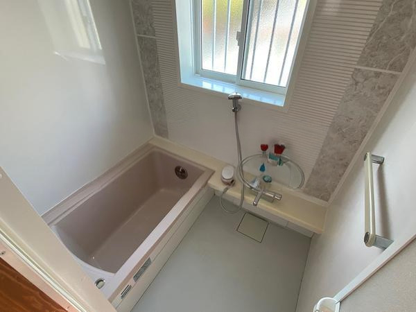 バス・シャワールーム　コンパクトで使いやすいお風呂です