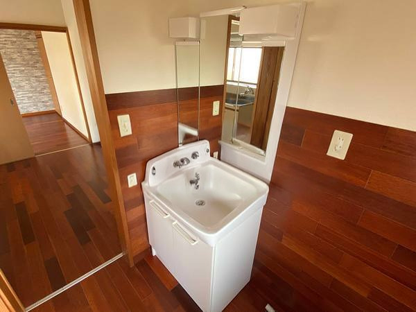 洗面設備　スペースが確保できる洗面所です