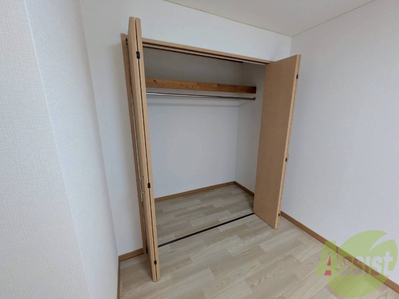 収納　こちらの収納にはハンガーをかけて服もしまえますね。