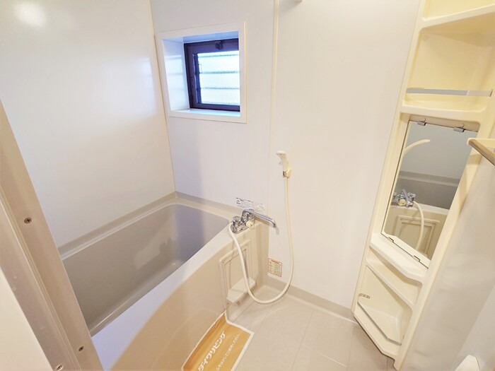 バス・シャワールーム　窓付きの浴室です