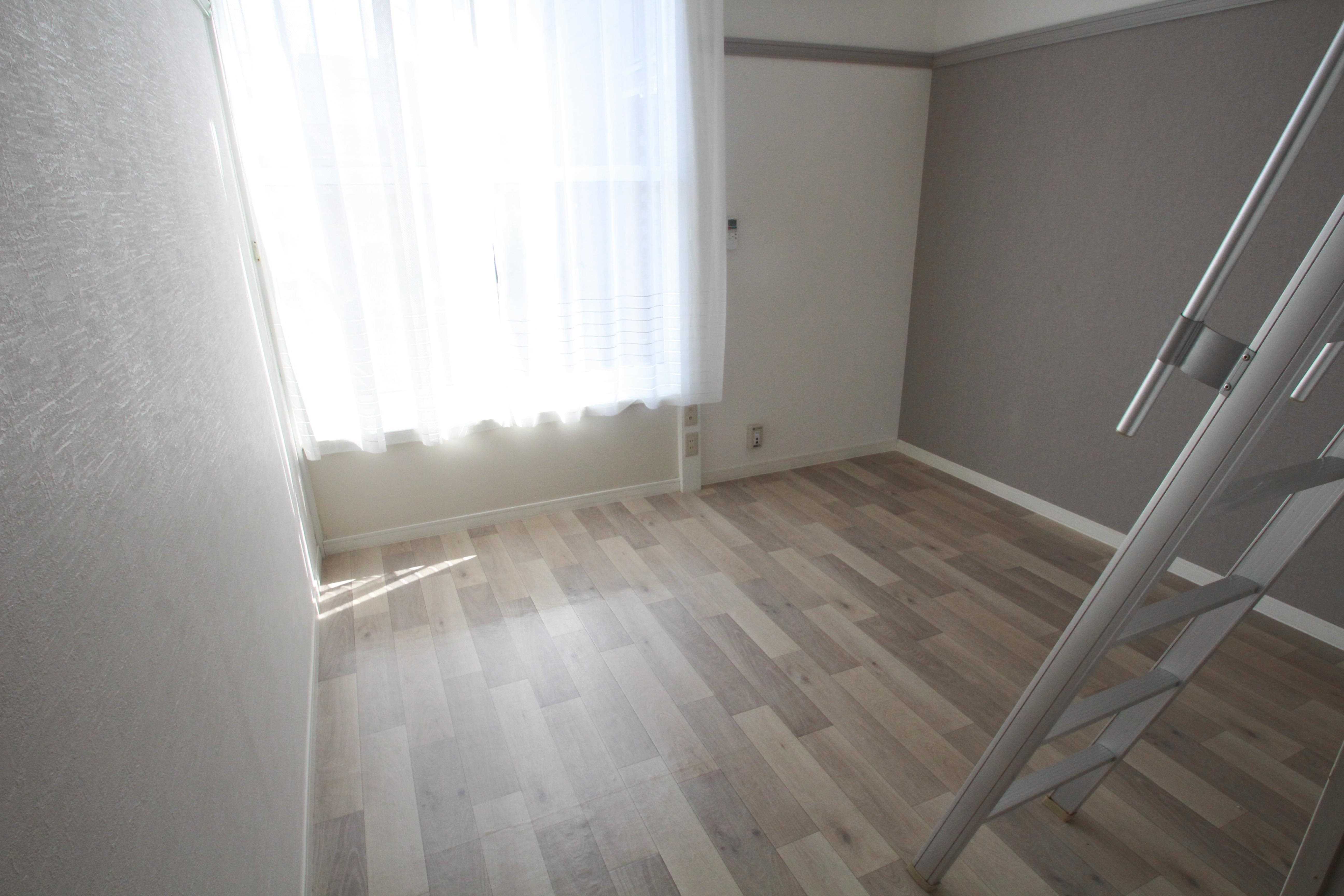 居室・リビング　5帖の洋室です。