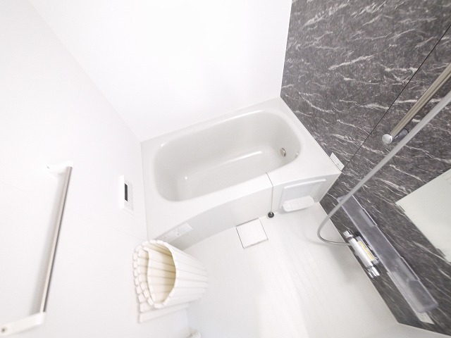 バス・シャワールーム　コンパクトで使いやすいお風呂です