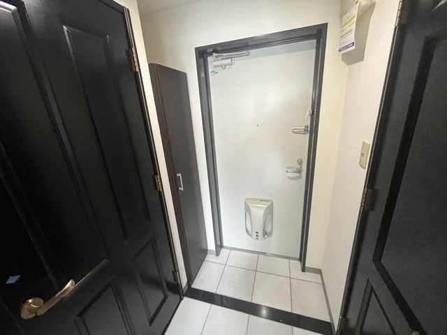 玄関　別階１号室