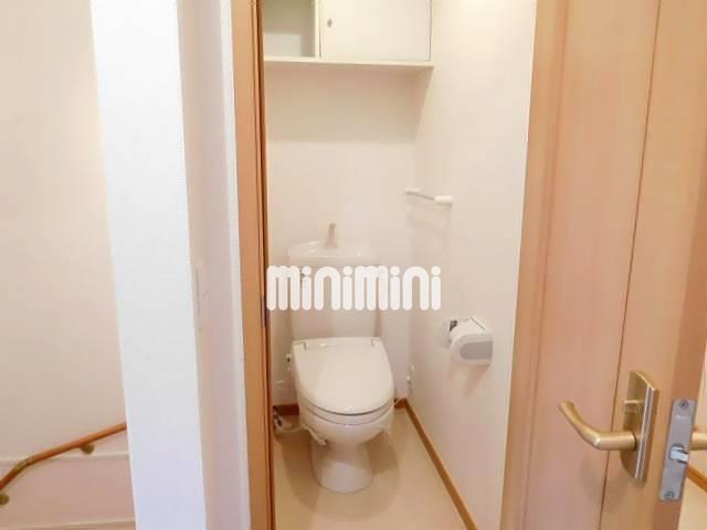 トイレ　収納棚付きの綺麗なトイレです。