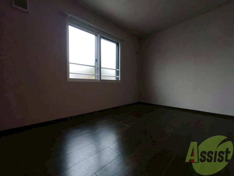 その他部屋・スペース　こちらのお部屋は光が差し込む、温かみのあるお部屋です。