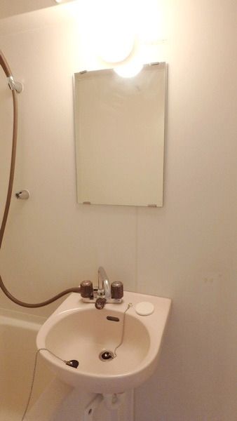 洗面設備　～鏡付きの洗面台～