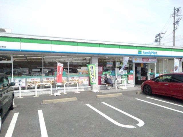 コンビニ　ファミリーマート（コンビニ）まで400m