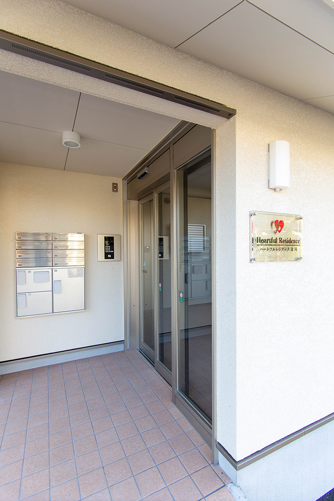 エントランス　宅配ボックス完備。自動ドアは部外者が侵入不可のオートロック。