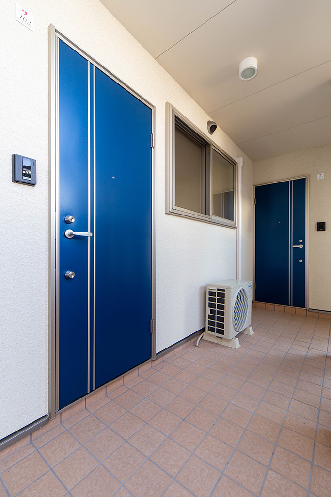 玄関　玄関にもカラーモニター付きインターフォンが付いていて安心。