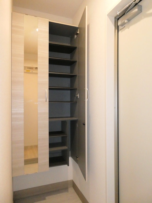 玄関　シューズボックスで玄関スペースゆったり♪