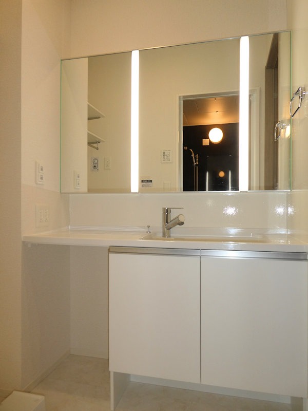 洗面設備　大きい鏡の洗面台は朝の支度に大活躍◎