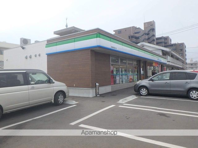 コンビニ　ファミリーマート（コンビニ）まで1691m