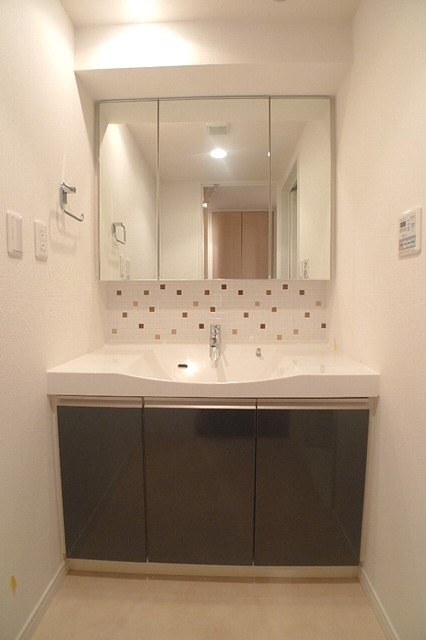 洗面設備　三面鏡のワイドな洗面台