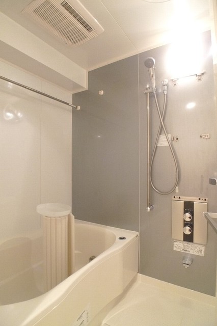 バス・シャワールーム　浴室は追焚き機能・浴室乾燥機付です