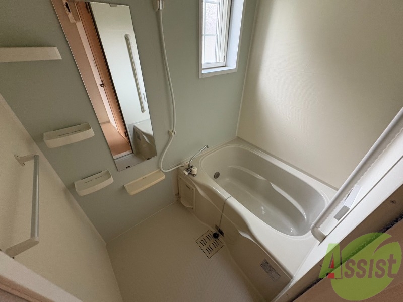 バス・シャワールーム　浴槽付きのお風呂です。ここで一日の疲れを癒しましょう。