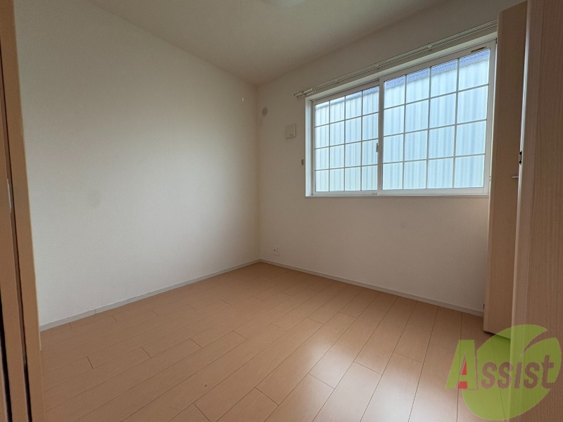 その他部屋・スペース　寝室には窓があるので、朝の目覚めが良さそうです。