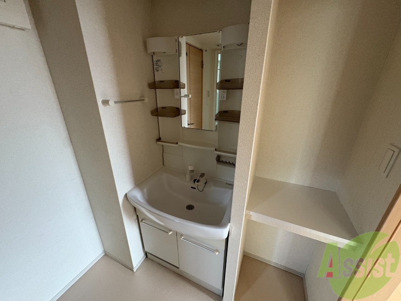洗面設備　洗面台はこちら、広々して使いやすそうですね。