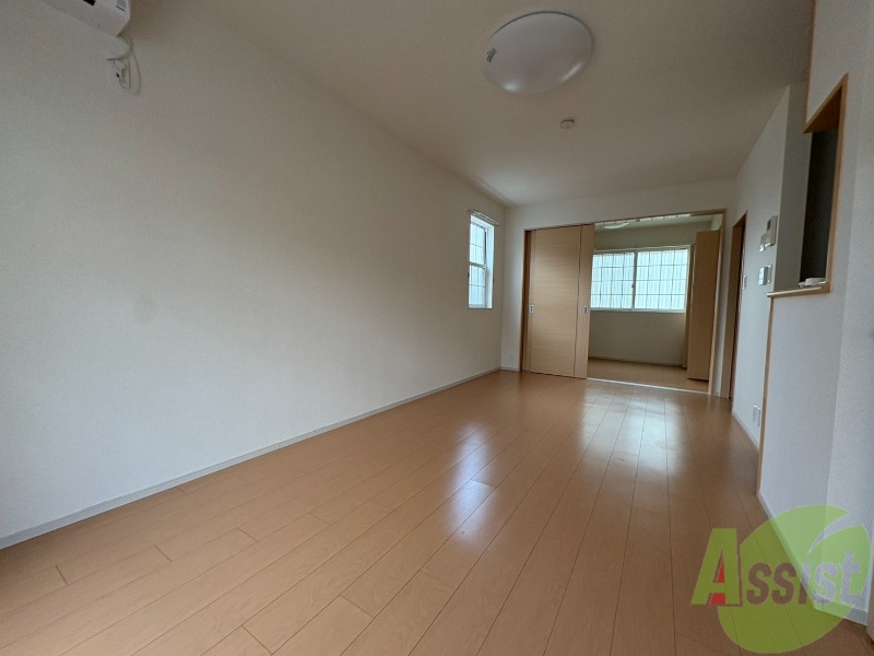 居室・リビング　南向きの大きめの窓から日差しがたっぷり入る明るいお部屋です。