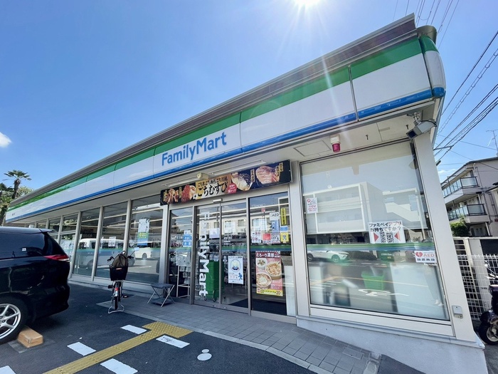 コンビニ　ファミリーマート（コンビニ）まで700m