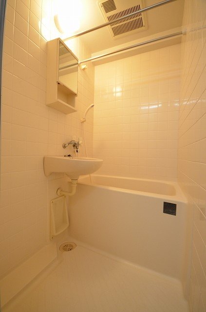 バス・シャワールーム　同物件別号室の写真です。