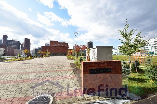 小学校　札幌市立東札幌小学校（小学校）まで303m