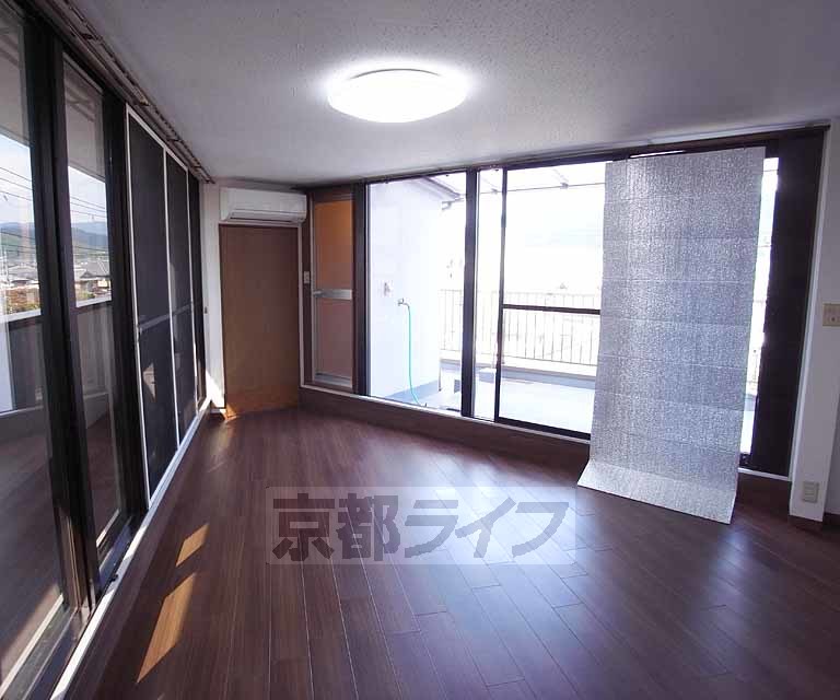 居室・リビング　三角形の特徴的なお部屋です！