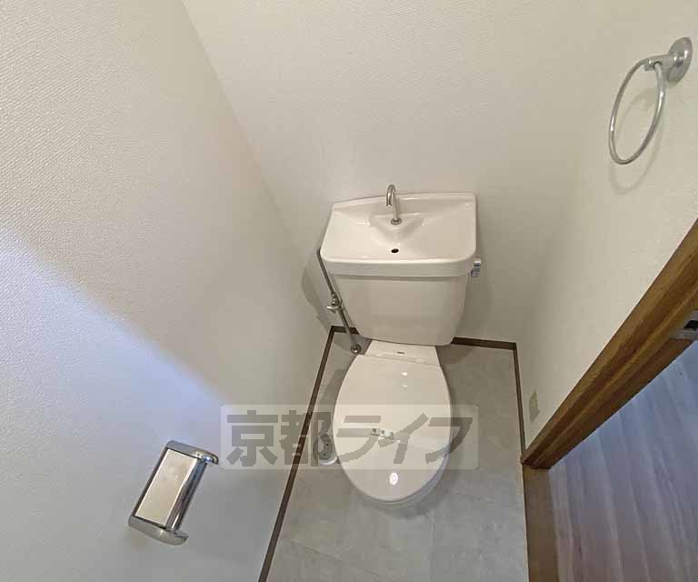 トイレ　トイレです。コンセントがあるので洗浄便座設置可能です。