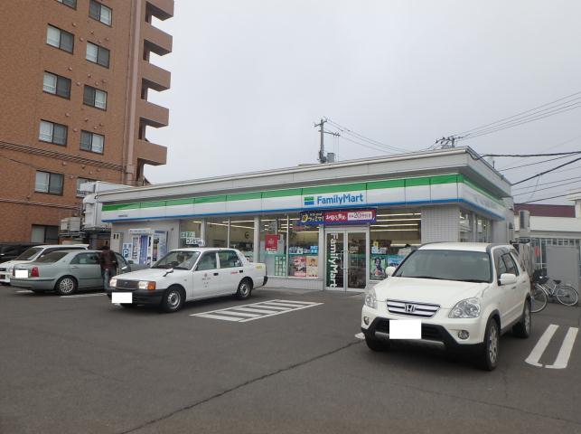 コンビニ　ファミリーマート（コンビニ）まで318m