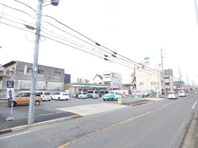 コンビニ　ファミリーマート（コンビニ）まで660m