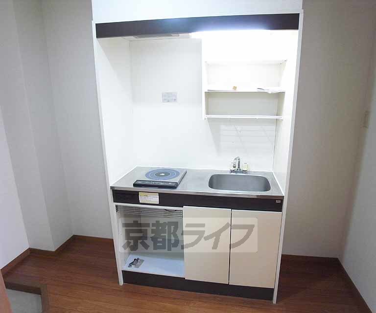 キッチン　コンパクトなＩＨコンロ付きのキッチンです。