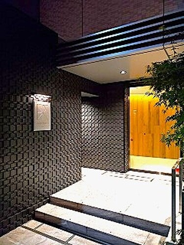 エントランス　夜間エントランス外観　※2025年８月撮影