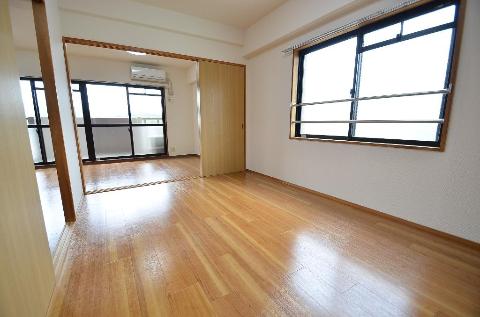 居室・リビング　室内