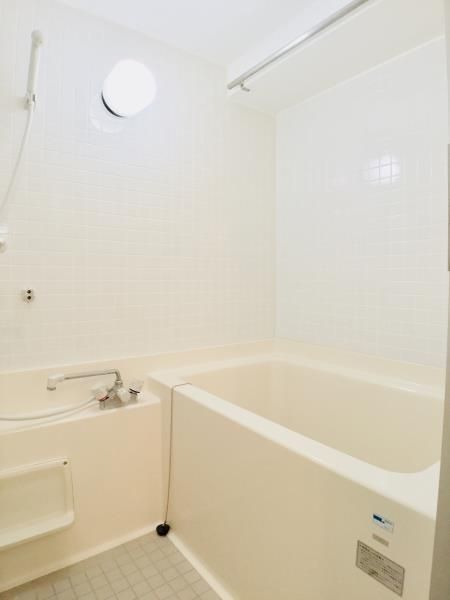 バス・シャワールーム　落ち着いた空間のお風呂です