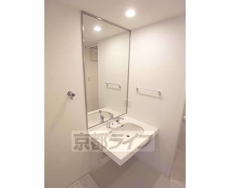 洗面設備　大きい鏡の独立洗面台です。