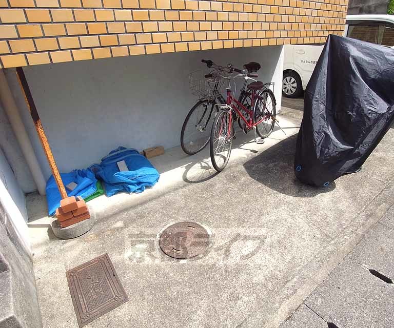 その他共有部分　駐輪場は、建物裏側です