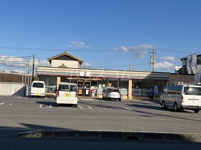 コンビニ　セブンイレブン 半田有楽町店（コンビニ）まで989m