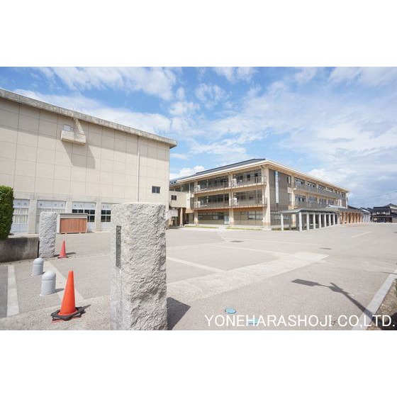 中学校　砺波市立出町中学校（中学校）まで705m