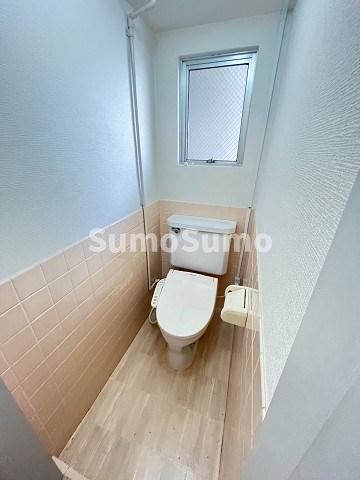 トイレ　落ち着いた色調のトイレです