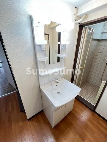 洗面設備　明るい洗面所です