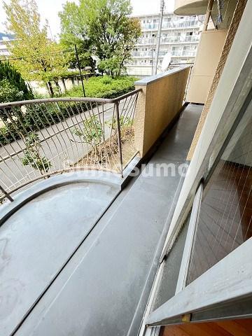 バルコニー　暖かな日差しのふりそそぐバルコニー