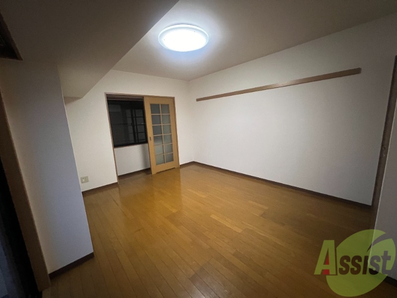 その他部屋・スペース　別角度からの８．１帖居室です。広々としていますね！