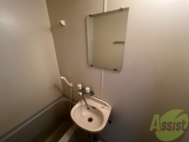 洗面設備　洗面台は、こちらになります。鏡が付いていて便利ですね。