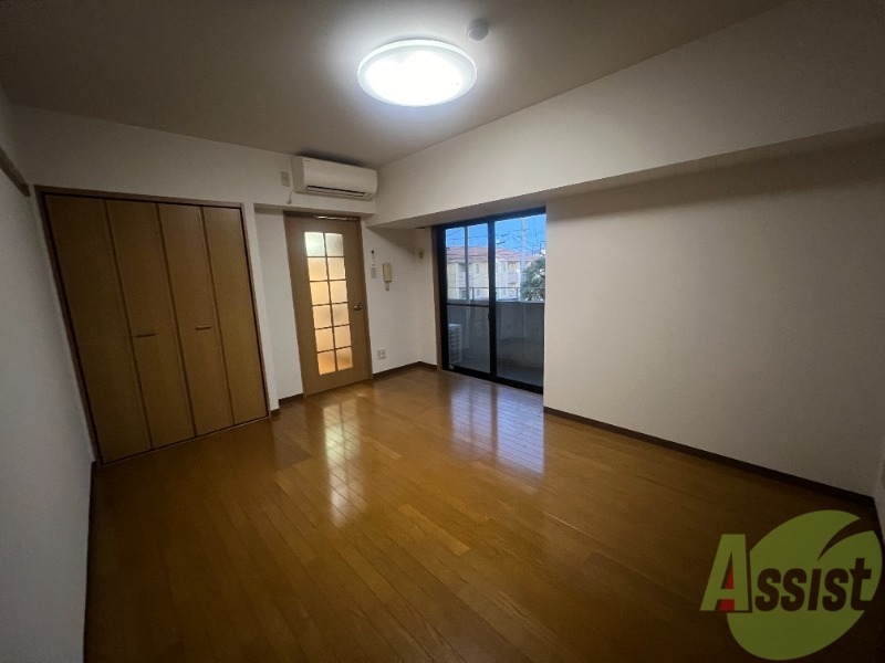 居室・リビング　８．１帖の洋室です。フローリングが落ち着きますね。