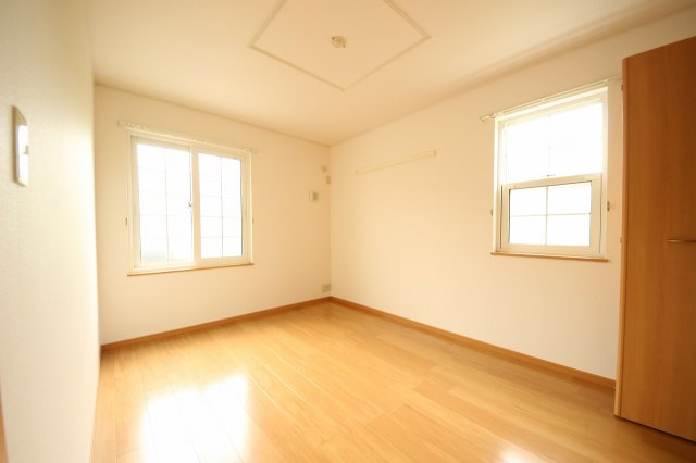 その他部屋・スペース　開放的な寝室です